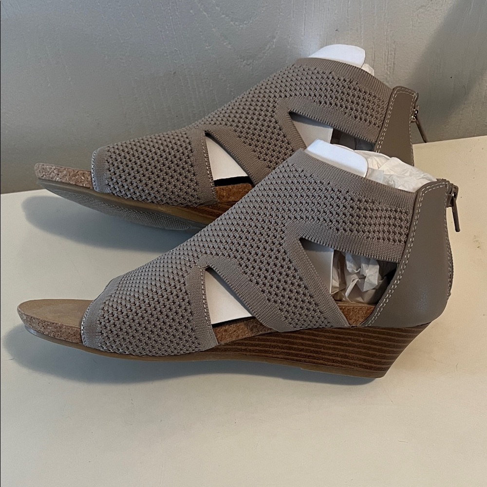 Croft & Barrow Women's Taupe Open-Toe Sandals - Picture 5 of 5